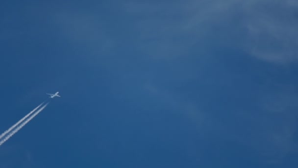 Avión sobre el escalón en el cielo azul — Vídeo de stock