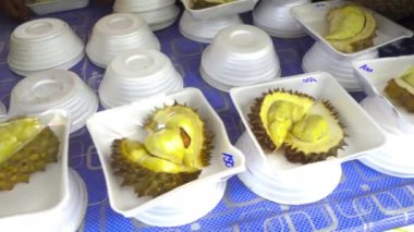 Durian tropik meyvesi