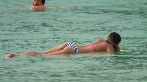 Girl floating on a SUP board — Vídeos de Stock