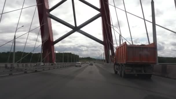Drive across the city bridge — Stockvideo