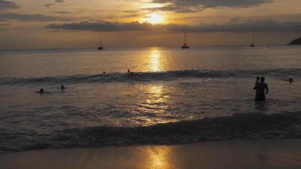 Puesta de sol en la playa de Nai Harn — Vídeo de stock