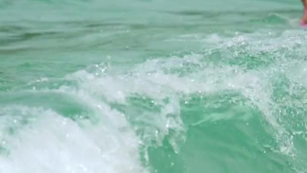Bela onda na praia de Nai Harn — Vídeo de Stock
