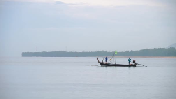 Рибалка на дерев "яному довгохвостовому човні. — стокове відео