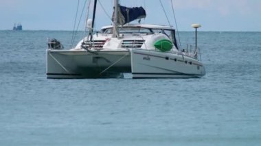 Tropik plaj yakınlarında lüks bir yat.