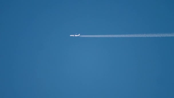 Voando alto no céu azul — Vídeo de Stock