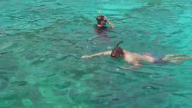 Şnorkelle Dalma Açık turkuaz su