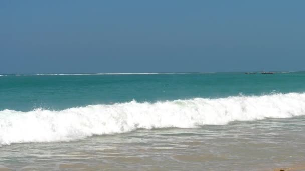 Mai Khao sahilinde güzel bir dalga. — Stok video