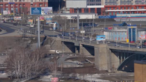 Communal bridge across Ob river in Novosibirsk, Russia — 图库视频影像