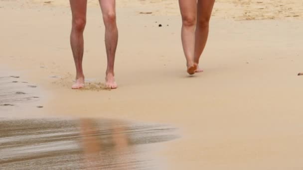 Άποψη των ποδιών του άνδρα και της γυναίκας, παραλία — Αρχείο Βίντεο