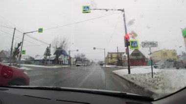 Kırmızı ışıkta duran arabalar