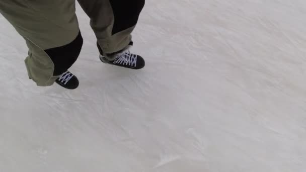 Person ice skating in winter — Stock Video