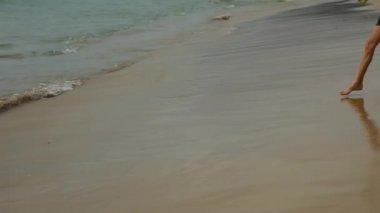 Denize koşan çocuk