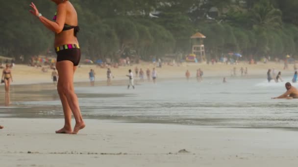 Deniz kıyısı, turistler dinleniyor — Stok video
