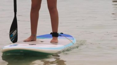 SUP panosundaki Yüzsüz Kişi