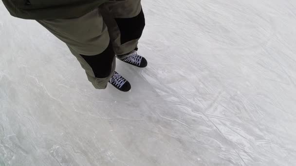 Patinaje sobre hielo persona en invierno — Vídeo de stock