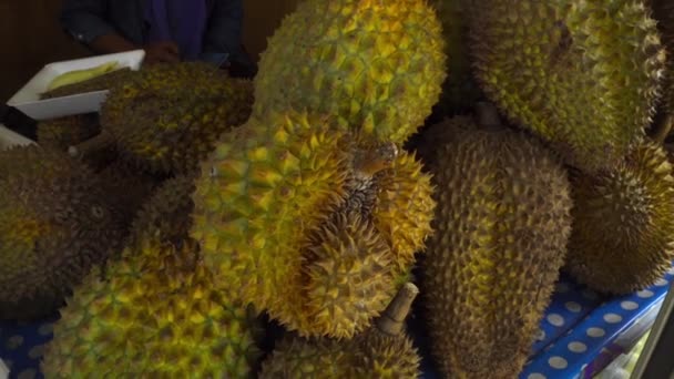 Durian vendedor en Phuket — Vídeo de stock