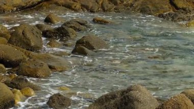 Dalgalar çökmesini taş kumsalda