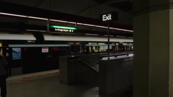 MRT trein te verplaatsen op metrostation — Stockvideo