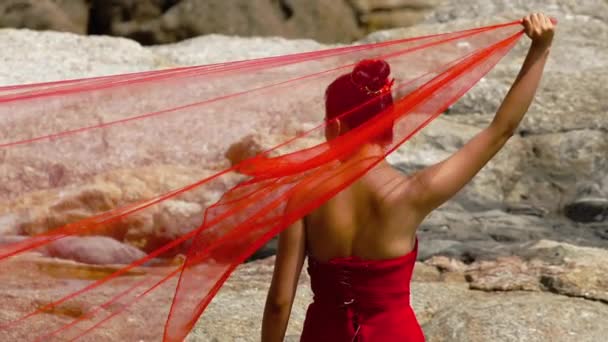 Czerwona sukienka latająca na wietrze, romantyczna i piękna koncepcja — Wideo stockowe