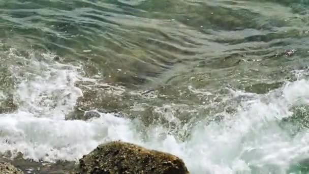 Havsvatten stänk på stenig strand — Stockvideo