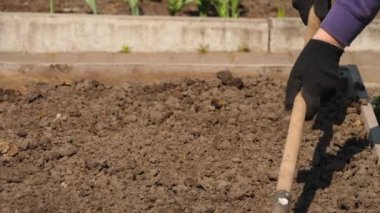 Toprağı işlemek için bahçe aletleri