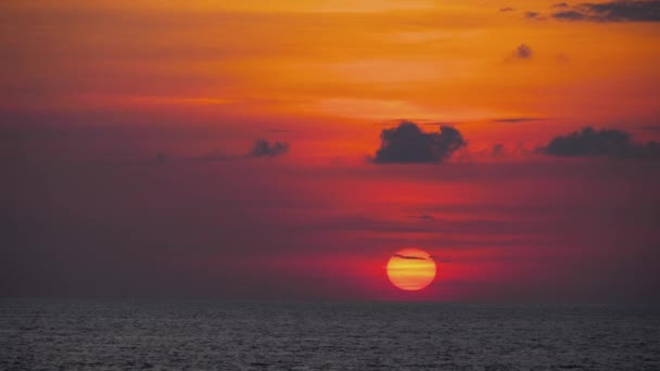 Coucher de soleil depuis le rivage — Video