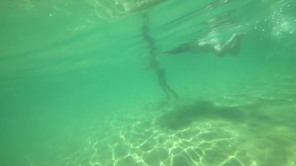 Schießen unter Wasser, Menschen schwimmen — Stockvideo