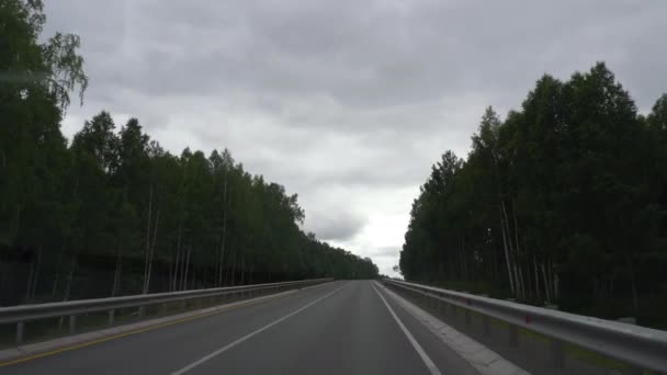Samochód porusza się wzdłuż autostrady. — Wideo stockowe