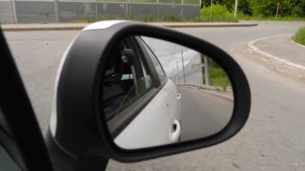 Filmagem de vídeo em movimento, vista no espelho lateral retrovisor — Vídeo de Stock