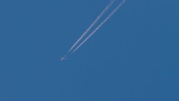 Sentier aérien dans le ciel — Video