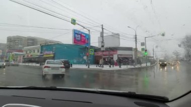 Araba kavşakta dönüyor.