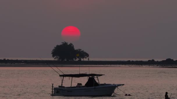 Vista relaxante do barco no mar e pôr-do-sol vermelho — Vídeo de Stock