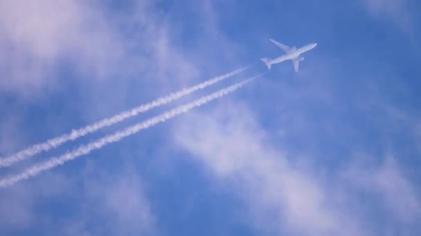 Silueta letadla vysoko nad hlavou — Stock video