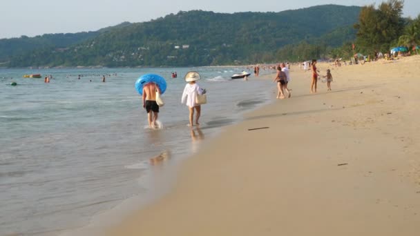 Turistas descansando en la playa — Vídeos de Stock