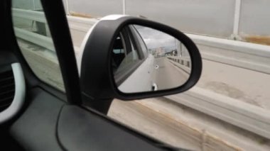 Hareket eden bir arabanın dikiz aynası