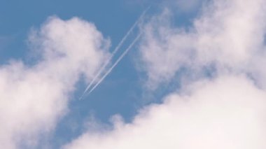 Uçak gökyüzünde bir iz bırakıyor.