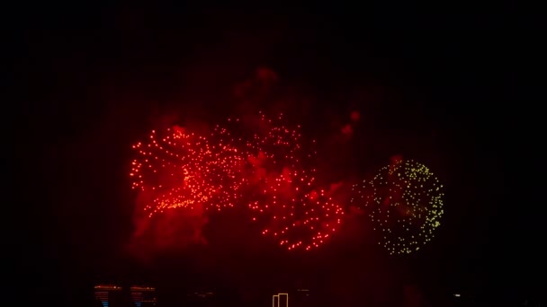 Fuegos artificiales en honor a la fiesta — Vídeo de stock