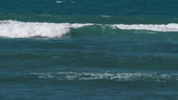 Blå havsvågor rullar ut på stranden — Stockvideo
