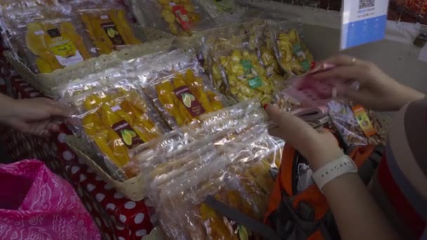 아시아 시장에서 과일을 사는 여자 — 비디오