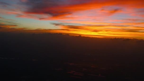 Vörös naplemente a repülőgép ablakából — Stock videók