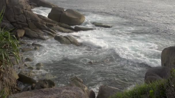 Pemandangan puncak gelombang dan pantai berbatu — Stok Video