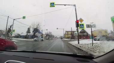 Kırmızı ışıkta duran arabalar