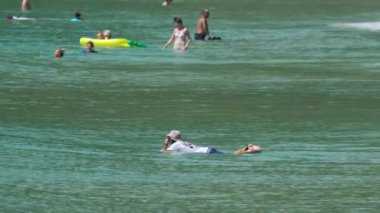 İnsanlar denizde yüzer.