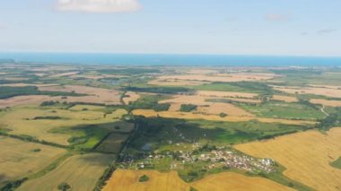 Tarlalar ve ormanlar, uçaktan manzara.