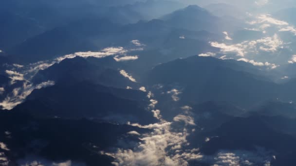 飞越山脉 — 图库视频影像