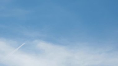 Mavi gökyüzünde uçak silueti