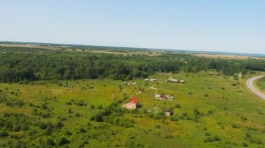 Ormanın ve denizin üzerinden uç.