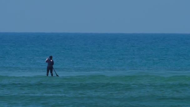 노를 든 잠수함 위의 소녀 — 비디오