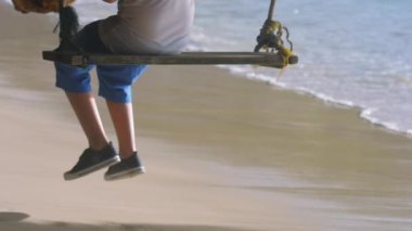 Denizde sallanan bir adam