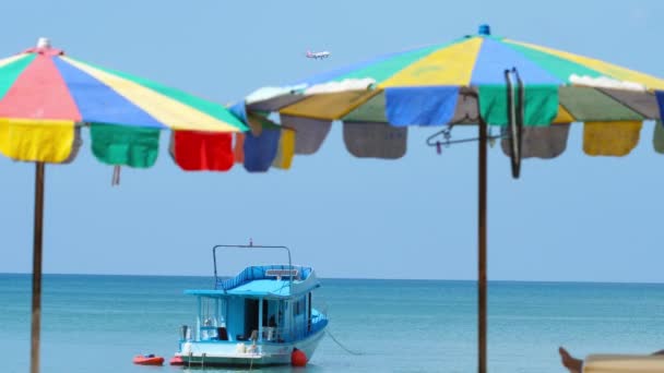 Côte de la mer, touristes et yacht Séquence Vidéo Libre De Droits